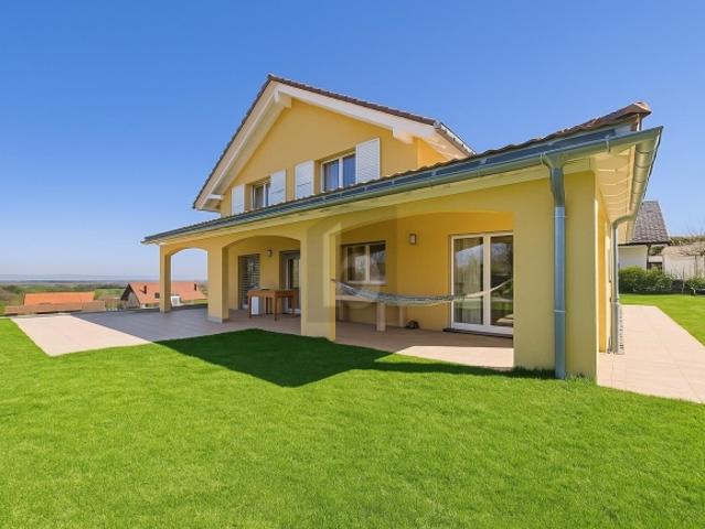 SUPERBE EXTÉRIEUR ET ESPACES DE VIE SPACIEUX