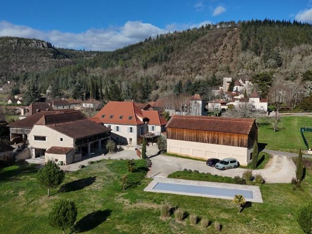 Superbe ensemble en pierre avec gîtes dans Vallée du Lot, pr. 394m² Tour de Faure