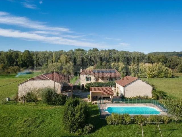 Superbe ensemble en pîerre avec piscine et dépendances au bo. 188m² Puy l'Evêque