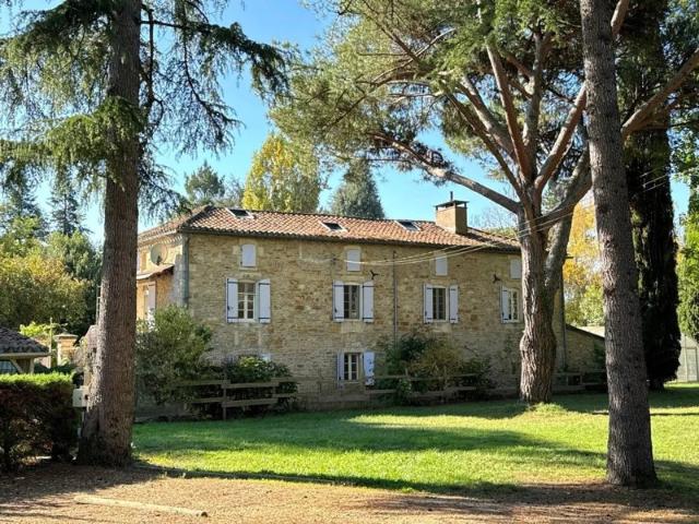 Superbe ensemble immobilier comprenant deux grandes maisons, deux piscines et dépendance sur un terrain de plus 8400 m², proche d’un joli village de la vallée du Lot