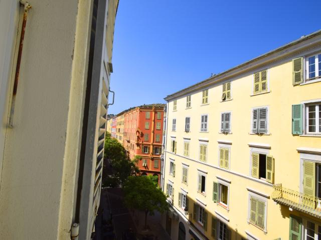 SUPERBE F4 MEUBLÉ & RÉNOVÉ TRIANGLE D'OR RUE CÉSAR CAMPINCHI