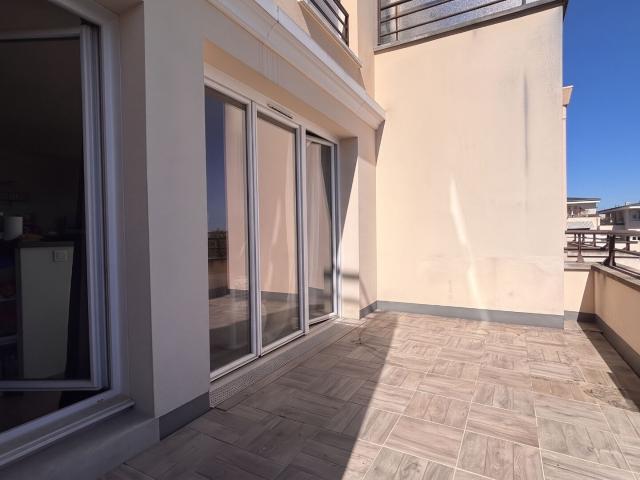 Superbe F3 avec grande terrasse et double box !