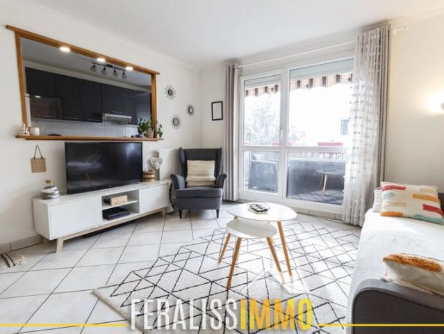 Superbe F3 lumineux avec terrasse et parking !