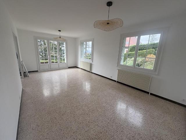 Superbe F3 rénové de 70m2 avec TERRASSE sur la charmante commune de St Bonnet Les Oules