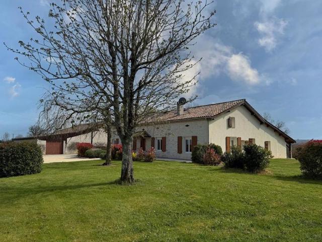 Superbe ferme rénovée avec soin avec piscine, grande grange et vues imprenables