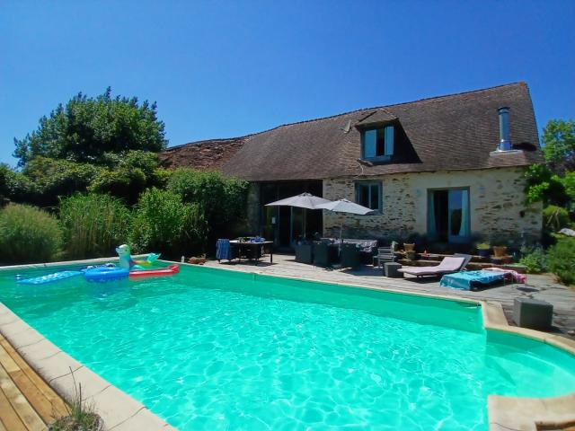Superbe grange aménagée attenante à une maison en pierre d'o. 187m² Jumilhac le Grand