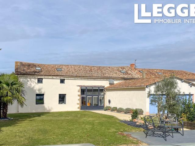 Superbe grange rénovée autonome avec maison attenante, piscine enterrée, dépendances et gîte à rénover