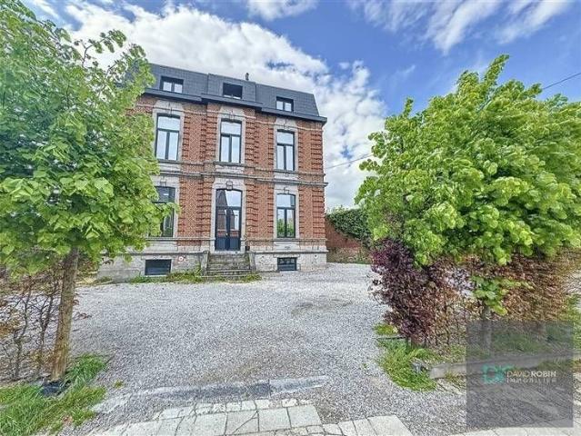 Superbe immeuble composé de bureaux et de deux appartements!