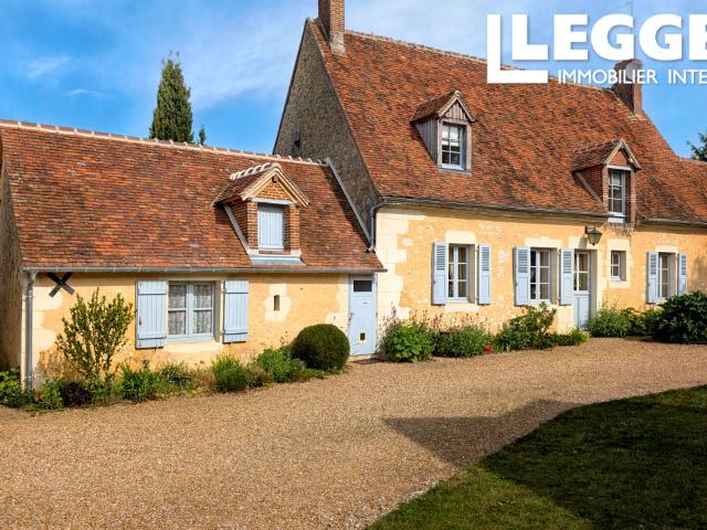 Superbe logis du XVIIe siècle en position dominant, en village avec dépendances le tout sur 2H.