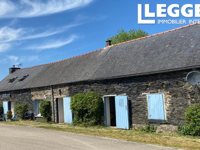 Superbe longère avec gîte dans le charmant village de Locarn !