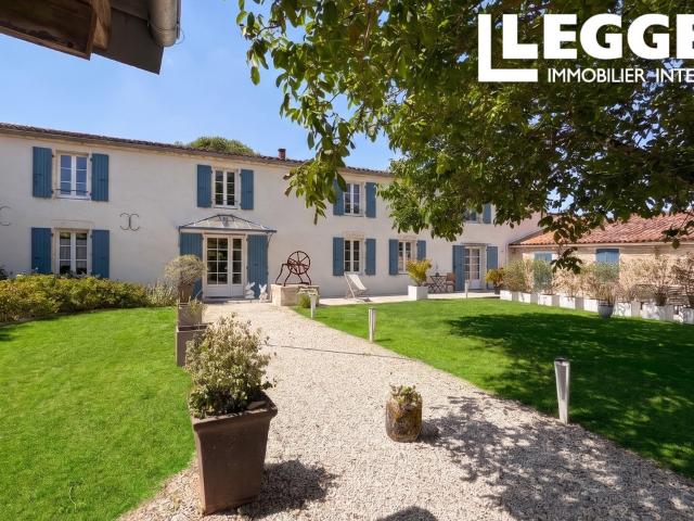 Superbe longère en pierre avec 5 suites. Gîte de 2 chambres, studio et piscine. A 15KM de La Rochelle. DPE B