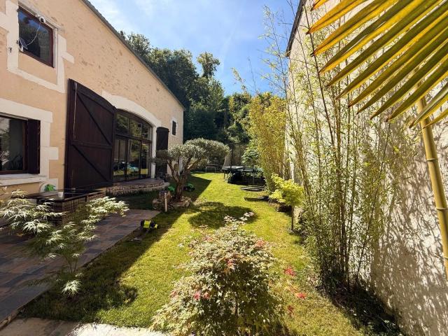 SUPERBE LONGERE RENOVEE AVEC PISCINE AU CALME