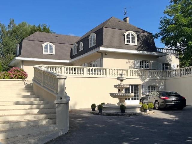 Superbe pavillon de standing sur 2.600 m2 aux portes de Aire. 344m² Aire sur la Lys
