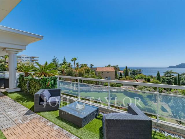 Superbe penthouse dans petite copropriété avec vue mer 163m² Cannes