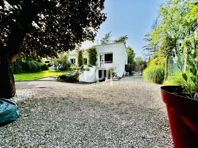 Superbe Plain pied individuel avec sous sol complet et piscine dans un cadre verdoyant en centre ville de Douai