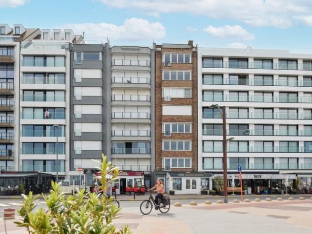 Superbe potentiel pour cet appartement vue mer à la place.