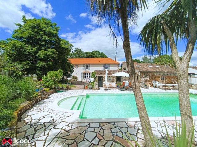 Superbe propriété, 220 m², 4 chambres spacieuses, 4 pièces d'eau, piscine chauffée 12x6, magnifique VUE