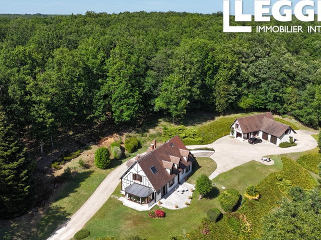 Superbe propriété à la campagne avec un parc paysager, un garage indépendant et plus de 50 hectares de bois