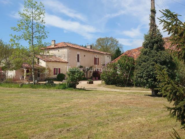 Superbe Propriete A Renover 380 m2 environ 10 chambres, 1 d. 390m² Beaussac