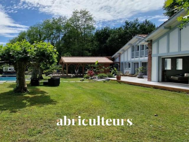 Superbe propriété à Tosse avec étang privé, piscine et 5 suites – 10 pièces