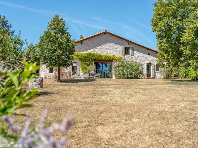 Superbe propriété avec piscine et vue dégagée dans la vallée du Dropt