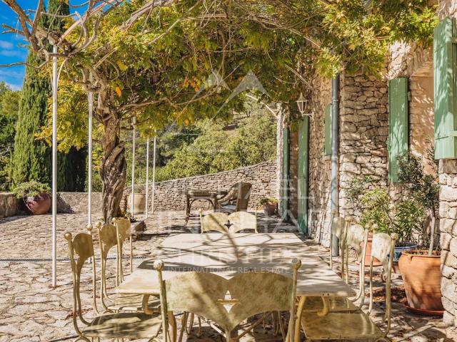 Superbe propriété avec vue imprenable sur le Luberon 276m² Gordes