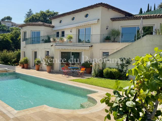 SUPERBE PROPRIETE AVEC VUE PANORAMIQUE MER ET AU CALME ABSOL