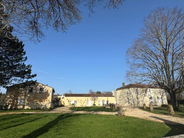 Superbe propriété composée d'une maison de maître et de deux