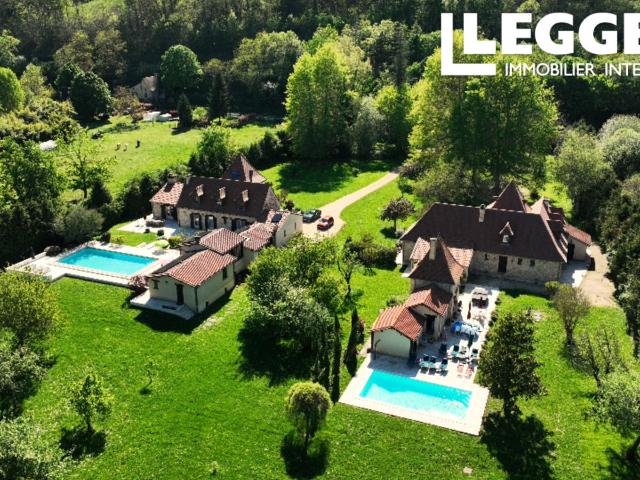 Superbe propriété comprenant deux maisons, dépendances, deux piscines, fort potentiel locatif. Périgord Noir