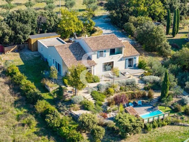 Superbe propriété contemporaine avec piscine au pied du Mont. 206m² Bédoin