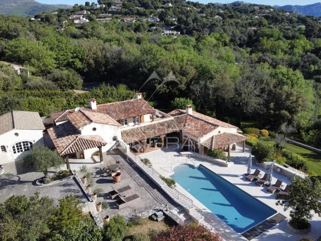 Proche Saint Paul de Vence: Superbe propriété dans un domaine fermé