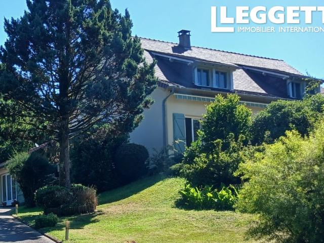 Superbe propriété de 4 chambres avec piscine, vaste terrain et vue sur le lac, au cœur de la Corrèze rurale