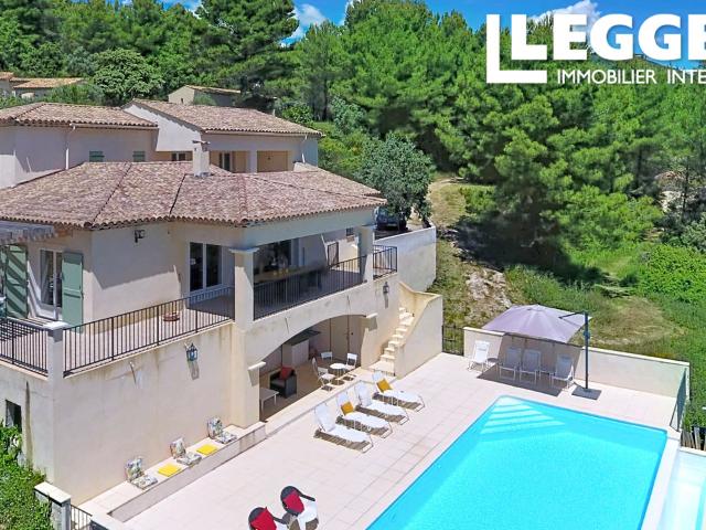 Superbe Propriété de 4 Chambres avec Piscine à Débordement et Vue Panoramique, Minutes de Draguignan