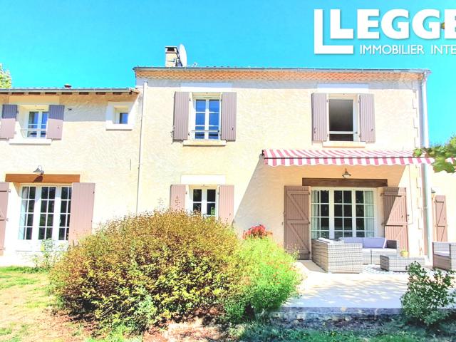 SOUS OFFRE Superbe propriété de 5 chambres à vendre. Entrée fermée, allée privée, piscine et terrasse