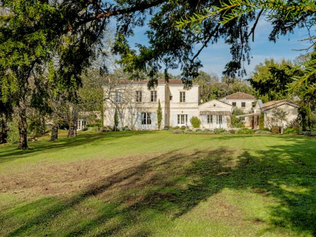 Superbe propriété de 600 m2 nichée sur 2,17 hectares 6 cha