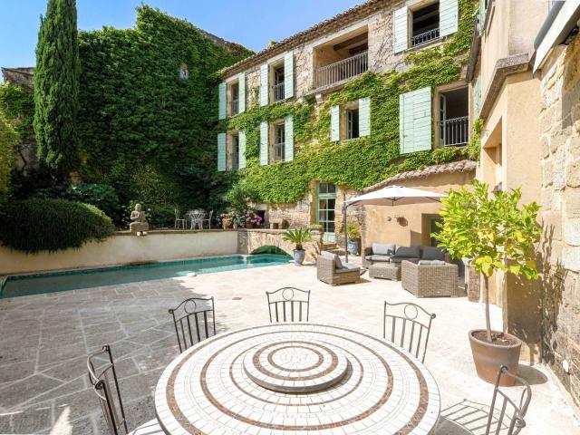Superbe propriété de 365 m² au cœur d’un village à 4 kms d’U. 365m² Uzès