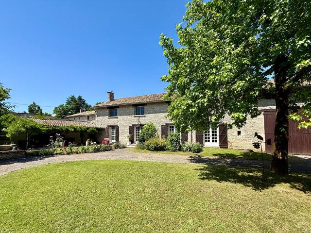 Superbe propriété de village en pierre de 4/5 chambres avec. 252m² Melleran