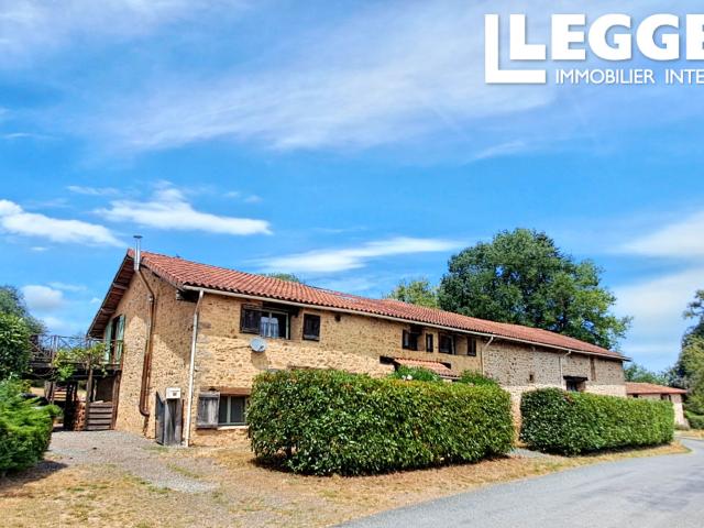 Superbe propriété de campagne avec 4 chambres, 3 salles de bain, grand jardin et piscine. Belles finitions !