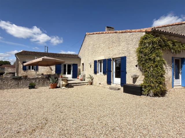 Belle maison en pierre de plain pied à proximité de Ruffec 234m² Villefagnan