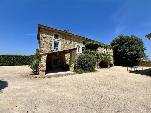 Superbe propriété en pierres avec dépendances, piscine et su. 236m² Saint Julien de Peyrolas