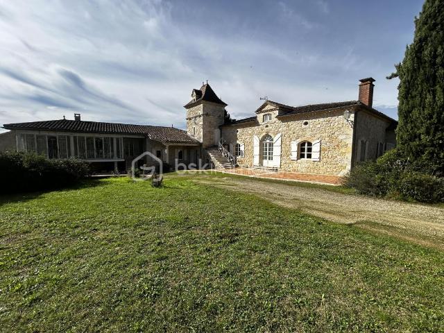 SUPERBE PROPRIETE EN PIERRES PISCINE TERRAIN DEPENDANCE CACHET
