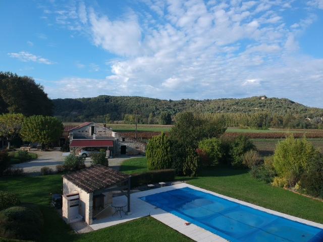 SUPERBE PROPRIETE EN PIERRRE AVEC PISCINE ET DEPENDANCES SUR