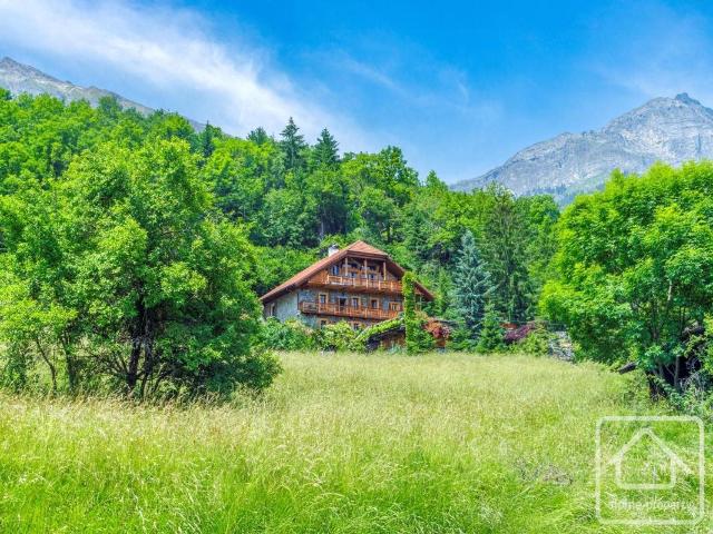 Superbe propriété indépendante de 7 chambres avec piscine, n. 238m² Passy