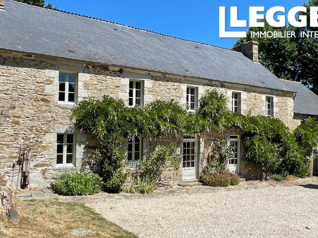 Superbe propriété indépendante en pierre avec piscine. Une demeure pleine de caractère située en Bretagne