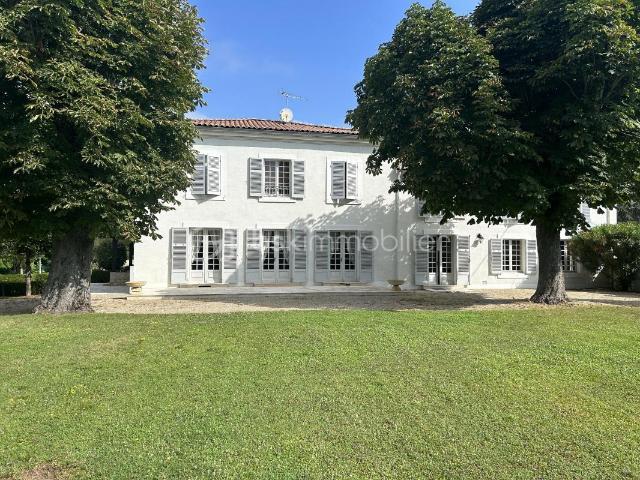 SUPERBE PROPRIETE PARC DEPENDANCE PISCINE DOUBLE GARAGE