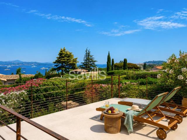 Superbe propriété rénovée avec vue mer et sur le village de. 255m² Gassin