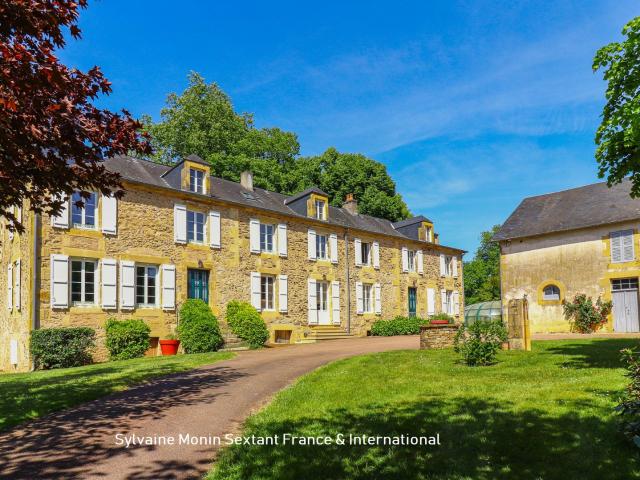 Superbe propriété rénovée sur 2,6 hectares, dépendances et espace piscine avec pigeonnier