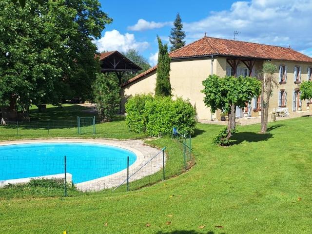 Superbe propriété sur 8000m2 de parc avec des arbres fruitie. 219m² Mirande