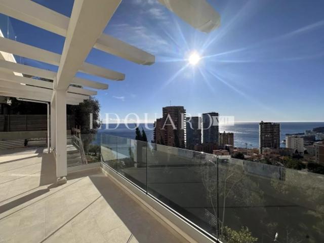 Superbe quatre pièces soigneusement rénové avec vastes terrasses, jardin, vue mer panoramique et parking
