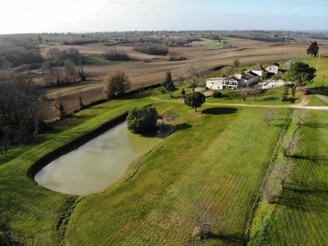 Superbe rénovation pour cette demeure au calme sur les cotea. 276m² Marmande